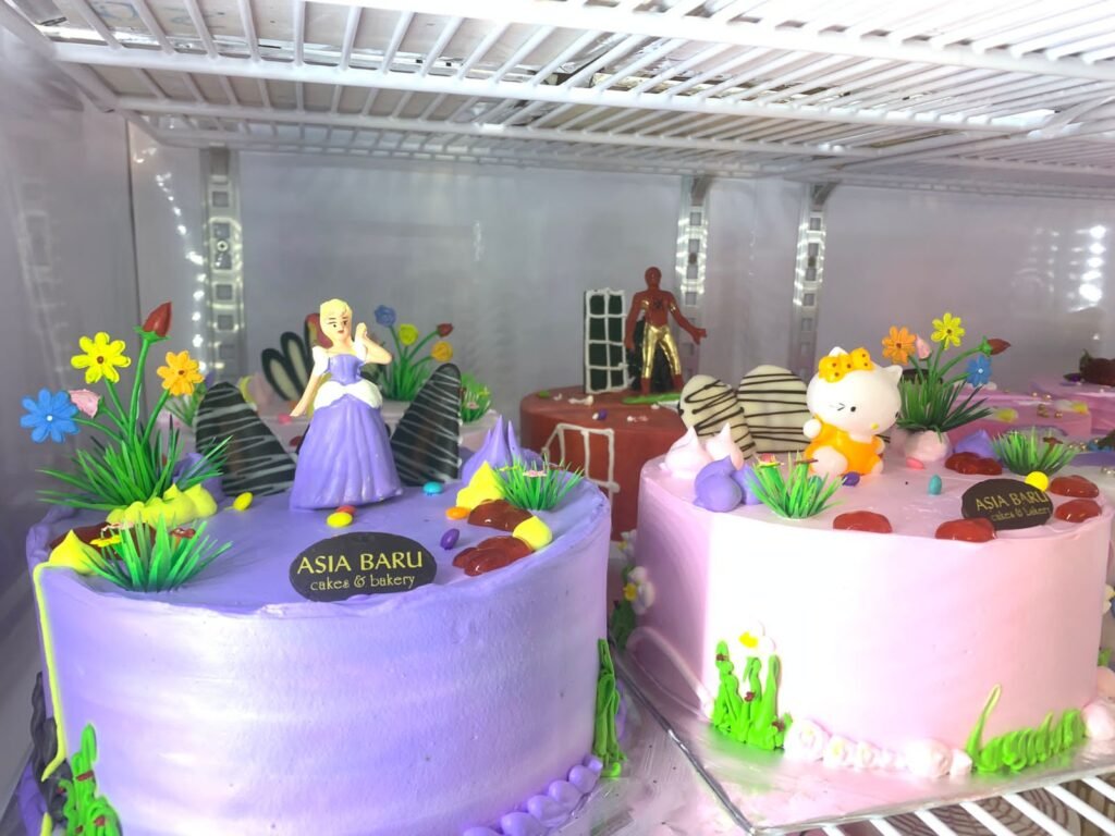 Kue tart dengan beragam topping yang dijual di Asia Baru Cake & Bakery Saranani.