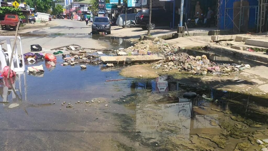 Kondisi air yang tersumbat gara-gara drainase rusak.
