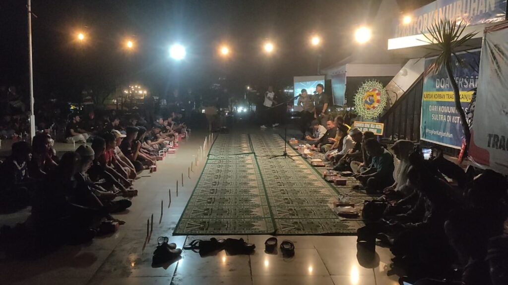 Suasana doa bersama untuk korban Tragedi Kanjuruhan di Kota Kendari.
