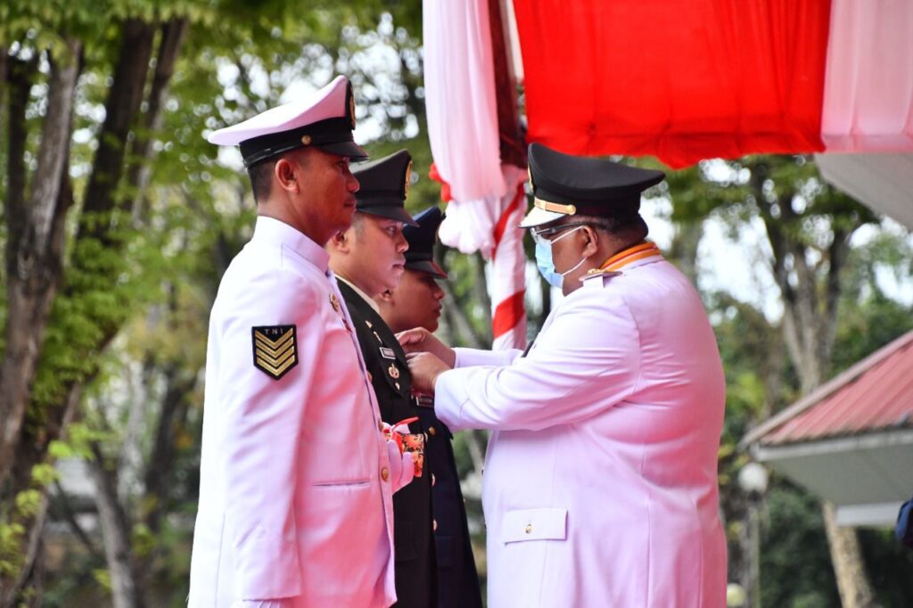 Penyematan penghargaan kepada tiga prajurit TNI Sultra.