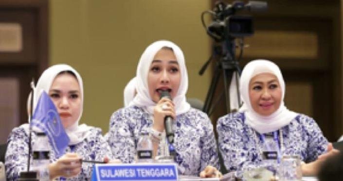 Ketua Iwapi Sultra, Rinna Diazella (tengah).