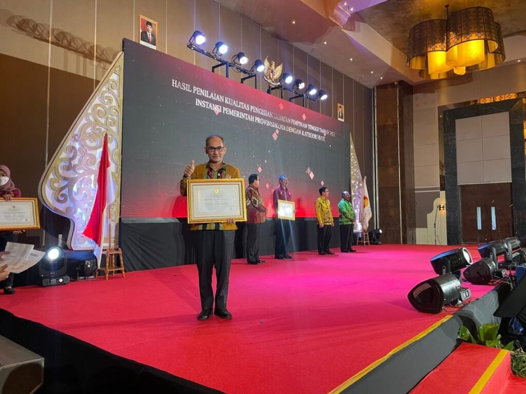 Anugerah Kualitas Pengisian Jabatan Pimpinan Tinggi (JPT) Tahun 2021 saat diterima Kepala BKPSDM Kota Kendari, Sudirham.