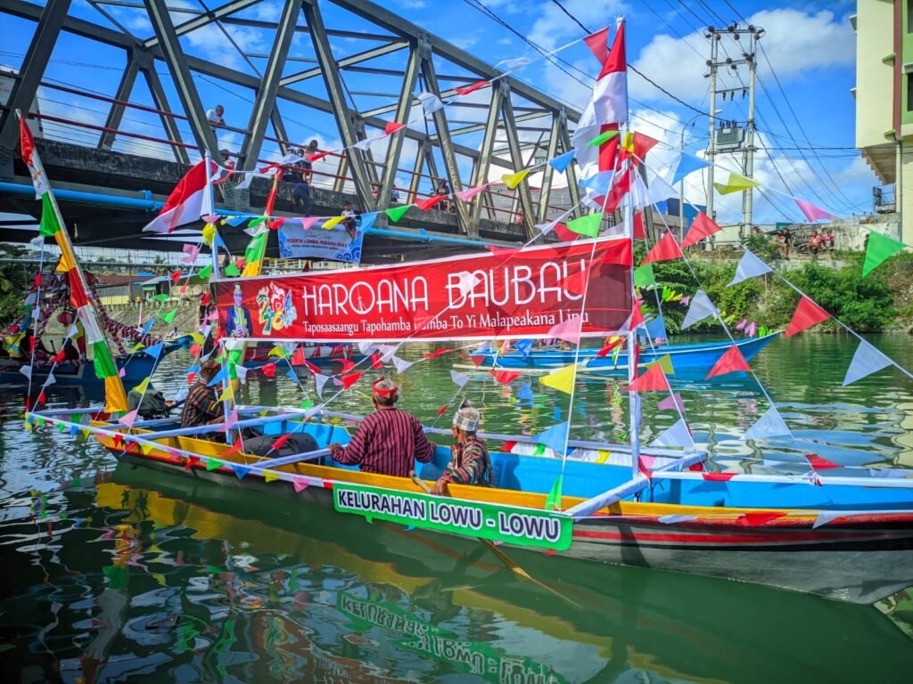 Perlombaan kapal hias pada Festival Pesona Perairan Kota Baubau 2022.