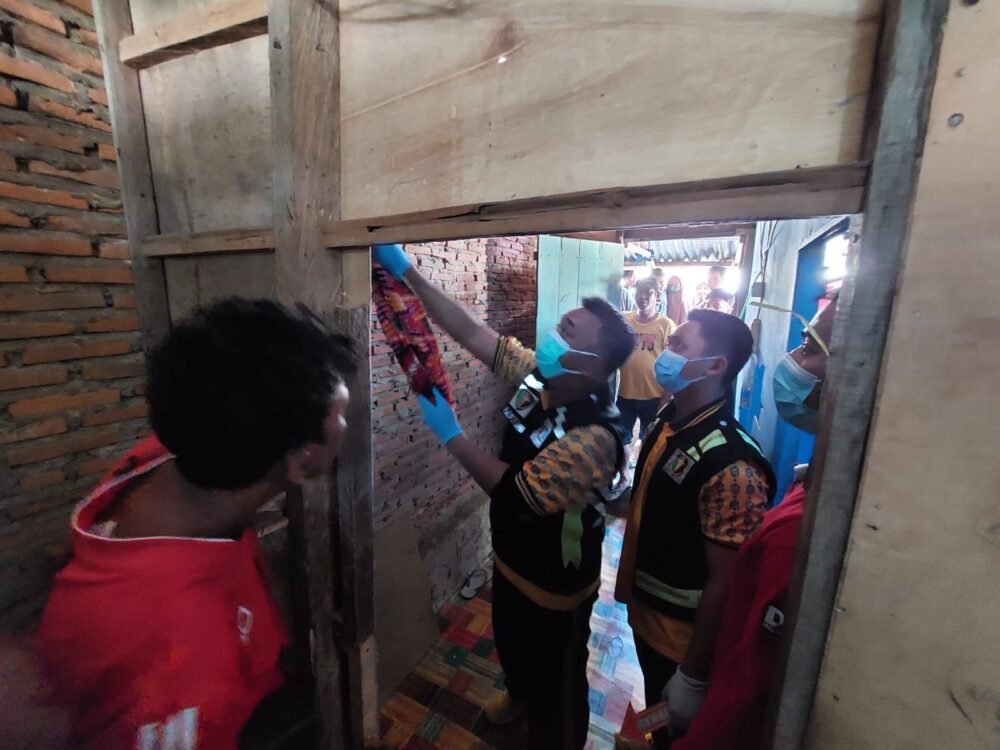 Lansia di Kendari Ditemukan Tewas Gantung Diri Dalam Kamar Lansia di Kendari Ditemukan Tewas Gantung Diri Dalam Kamar