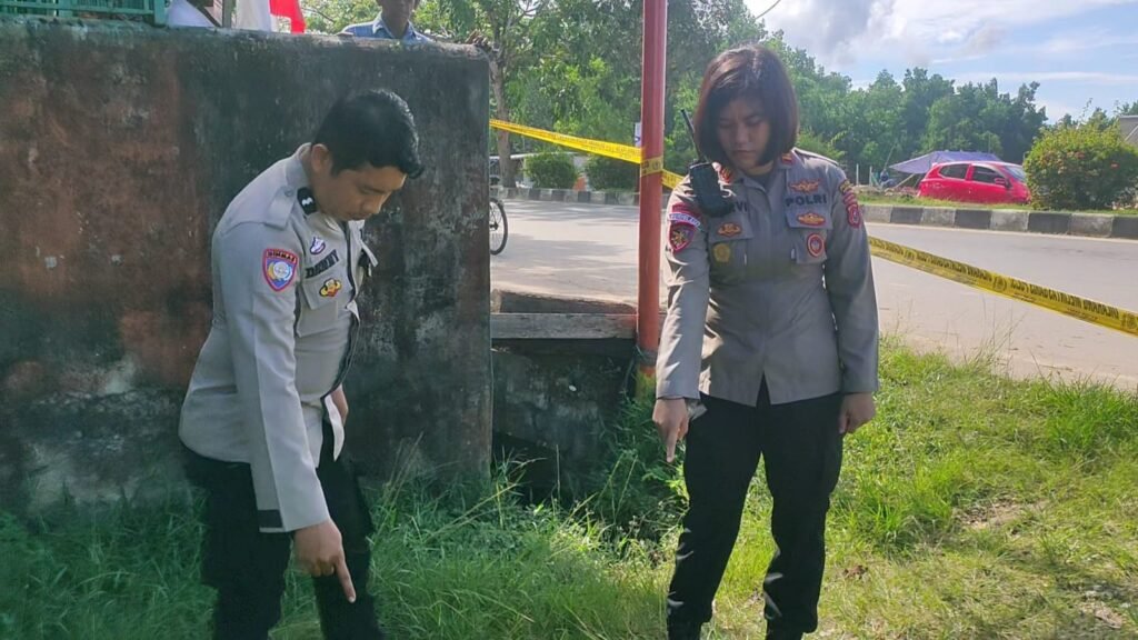 Polsek Mandonga melakukan olah TKP di lokasi tewasnya seorang tukang becak di Kendari.