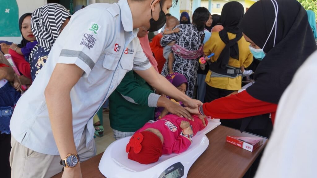 Pendampingan bayi oleh PT DSSP Power Kendari di Desa Tanjung Tiram.