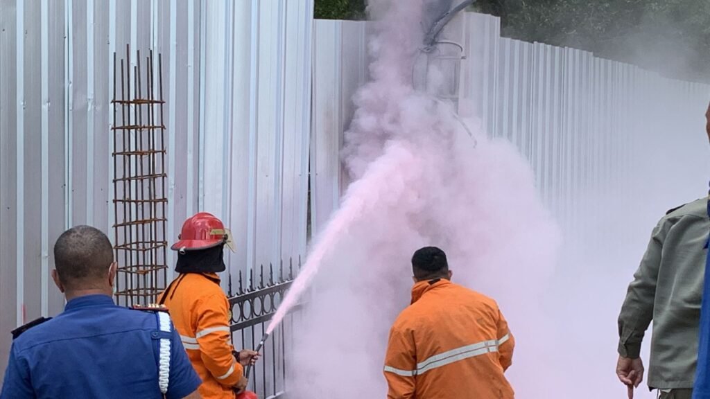 Personel Pemadam Kebaran Kota Kendari saat memadamkan api pada tiang listrik di Jalan Edi Sabara, Kendari.
