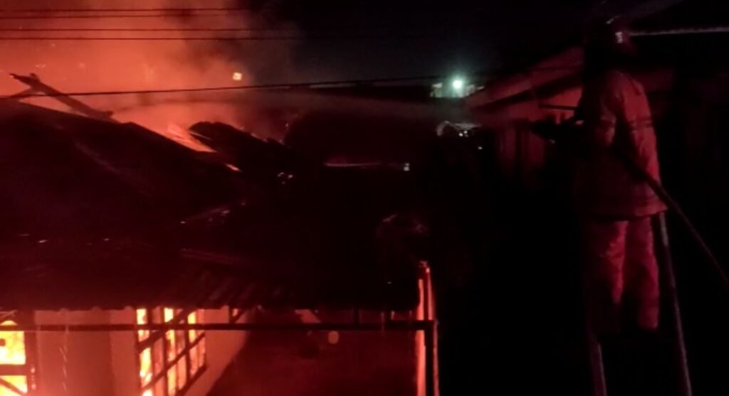 Pemadam kebakaran saat memadamkan api pada rumah terbakar di Jalan Brigjen M. Yoenoes, Kelurahan Bende, Kecamatan Kadia, Kota Kendari.