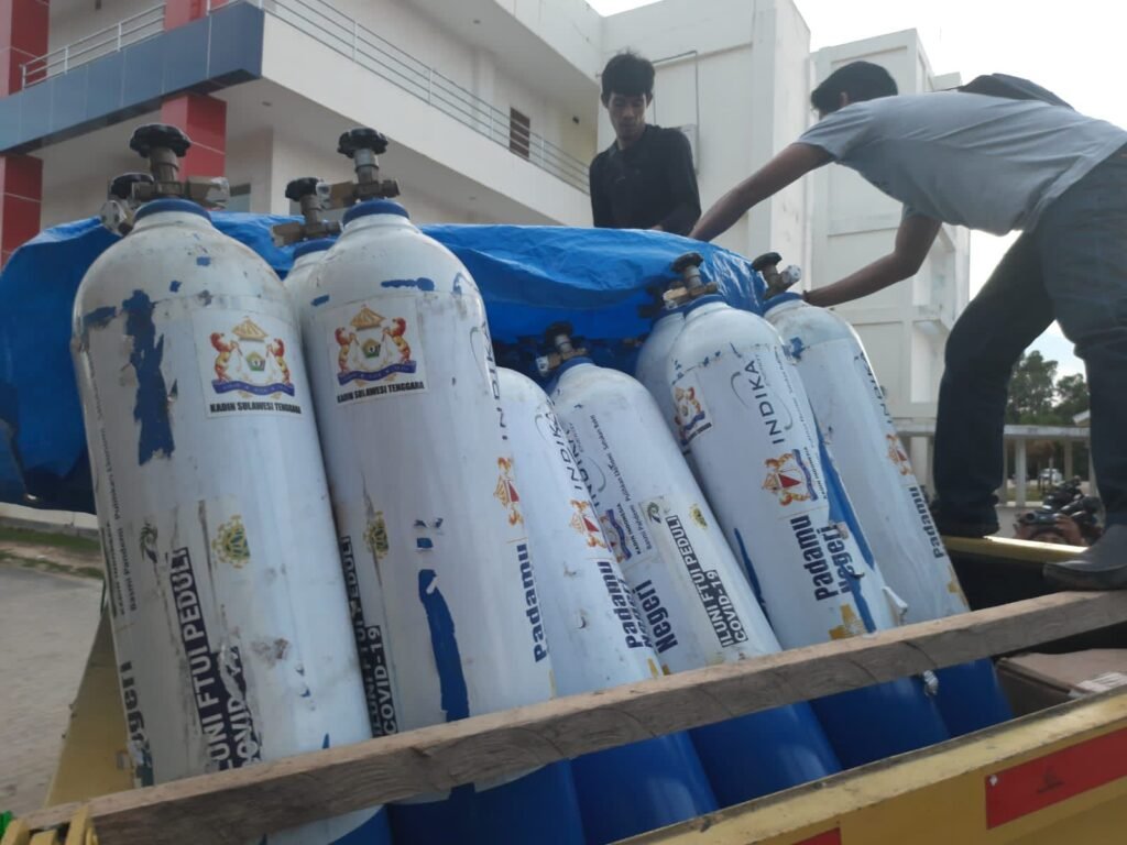 Puluhan tabung dan regulator oksigen yang diserahkan Kadin Sultra kepada RSUD Kota Kendari.