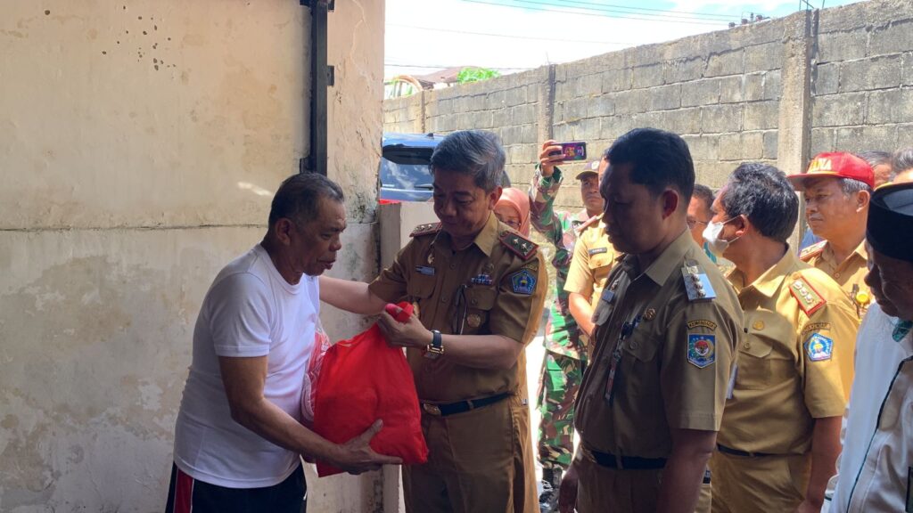 Sekda Kota Kendari, Ridwansyah Taridala menyerahkan bantuan kepada korban kebakaran di Kota Kendari.