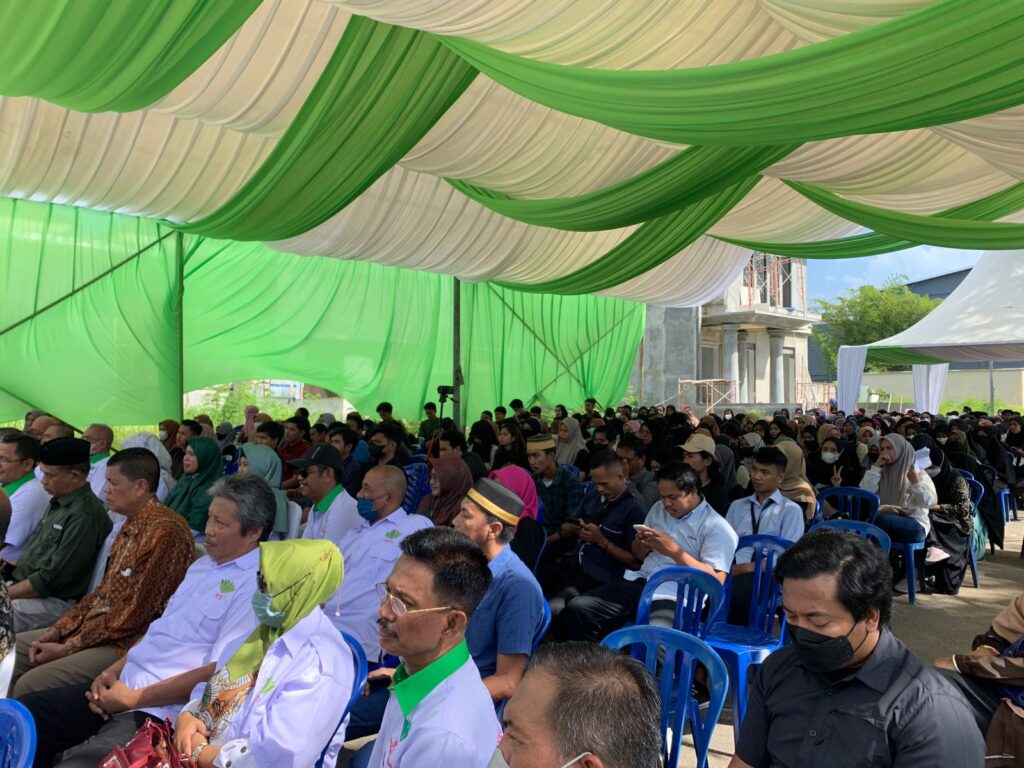 Suasana peresmian kantor dan penerimaan beasiswa ASR di Kawasan Citraland Kendari. 