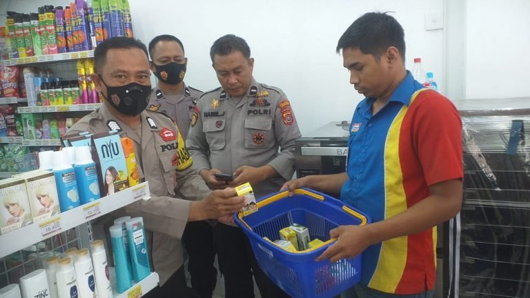 Jajaran Polresta Kendari mengimbau pelayanan kesehatan di toko agar menghentikan penjualan obat sirop kepada anak-anak.