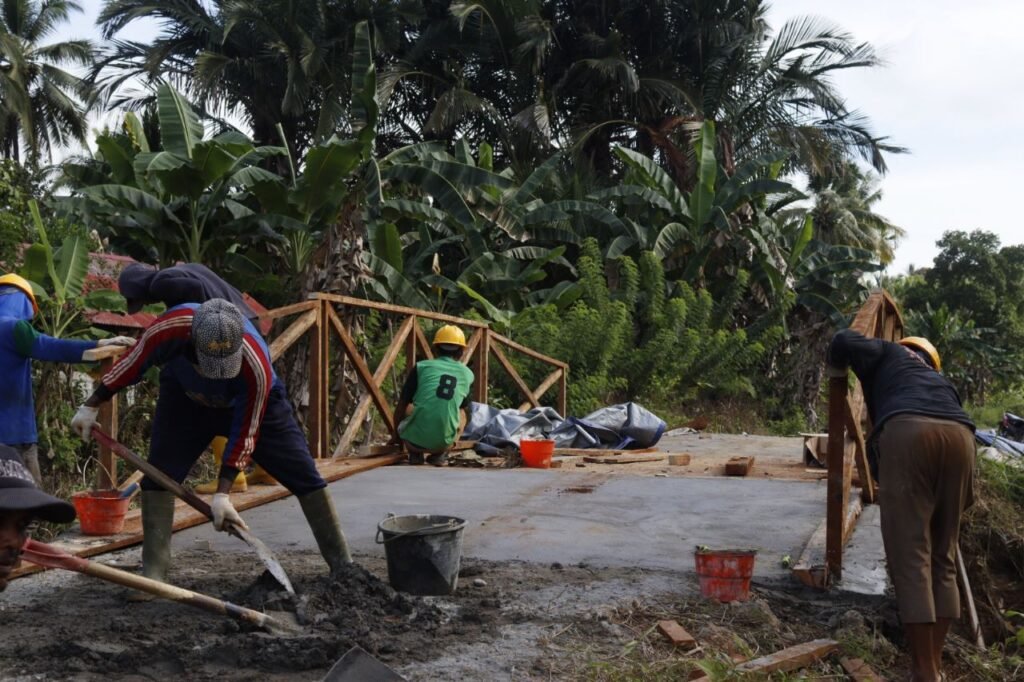 PT Gema Kreasi Perdana (GKP), melakukan perbaikan jembatan di Wawonii Tenggara, Mosolo Raya, tepatnya di Desa Sinaulu Jaya.