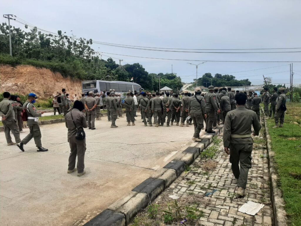 Satuan polisi pamong praja (Satpol PP) turun untuk membuka akses Jalan Kendari - Toronipa yang ditutup pemilik lahan di Desa Bokori, Kecamatan Soropia, Kabupaten Konawe.