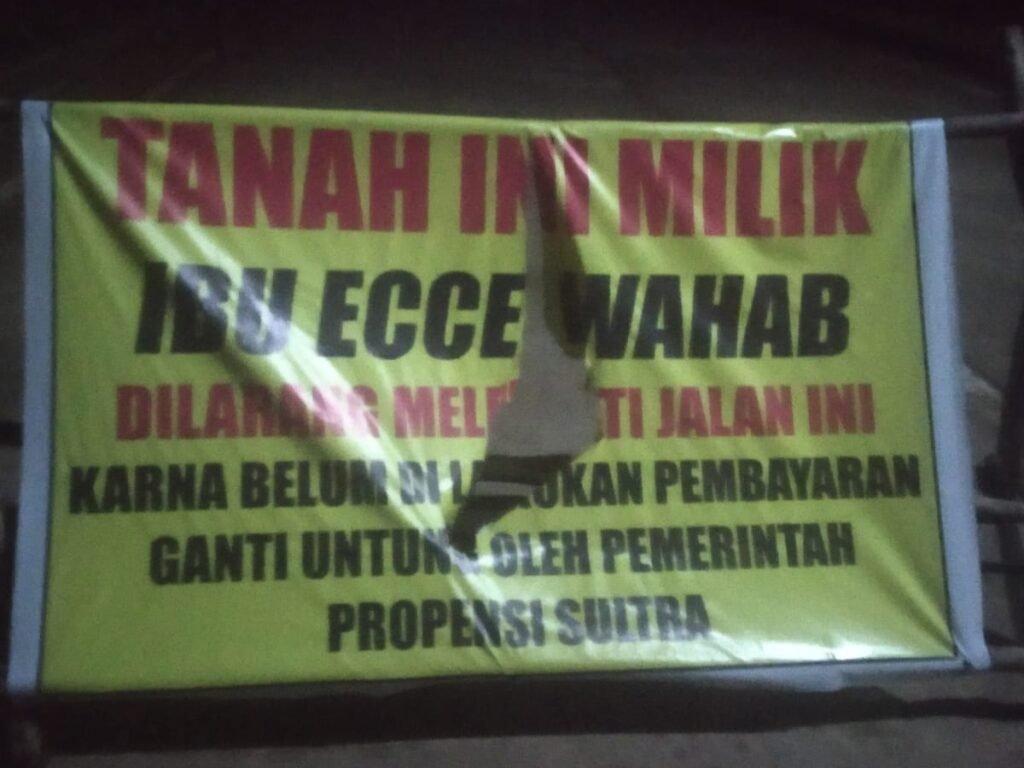 Ecce Wahab, salah seorang pemilik lahan di Desa Bokori, Kecamatan Soropia, Kabupaten Konawe, Sulawesi Tenggara (Sultra) memutuskan untuk menutup jalan yang menghubungkan Kendari - Toronipa.