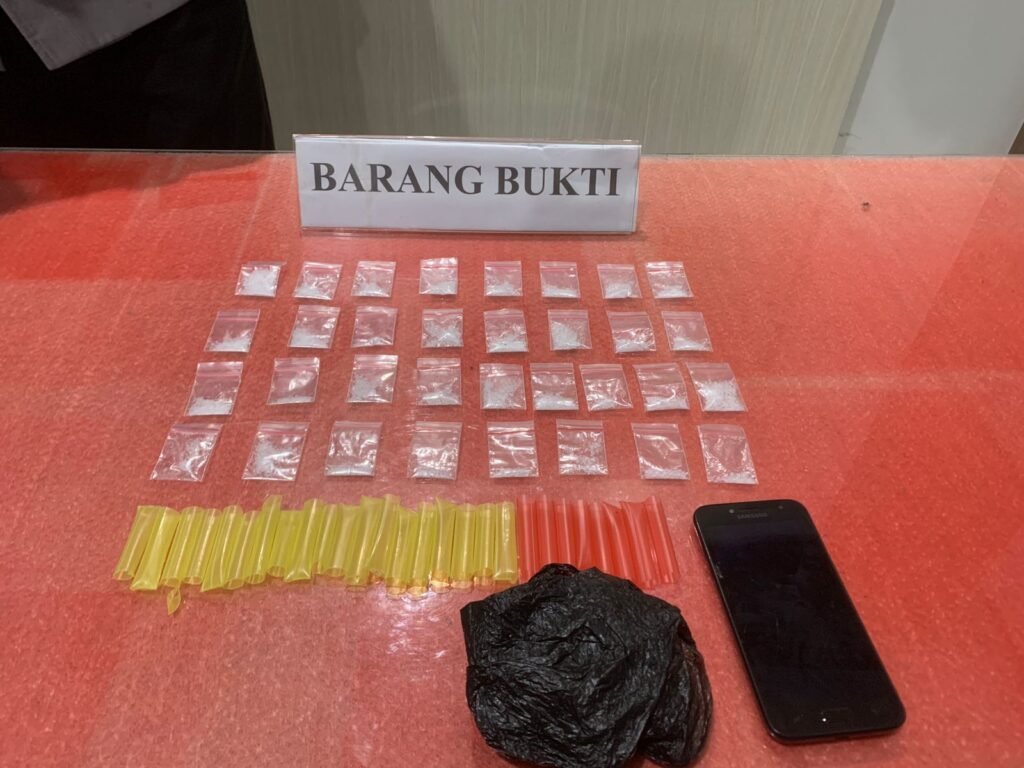 33 paket sabu-sabu siap edar yang diamankan dari pelaku berinisial MR.
