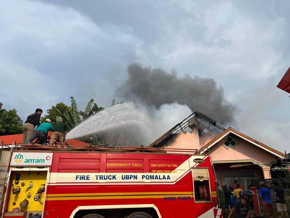Pemadam kebakaran saat memadamkan api pada rumah milik Almarhum H. Saparufdin di Desa Pelambua, Kecamatan Pomalaa, Kabupaten Kolaka.