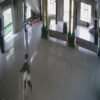 Pria di Kendari Terekam CCTV Diduga Colong Uang di Kotak Amal Masjid Al-Muhajirin Kendari