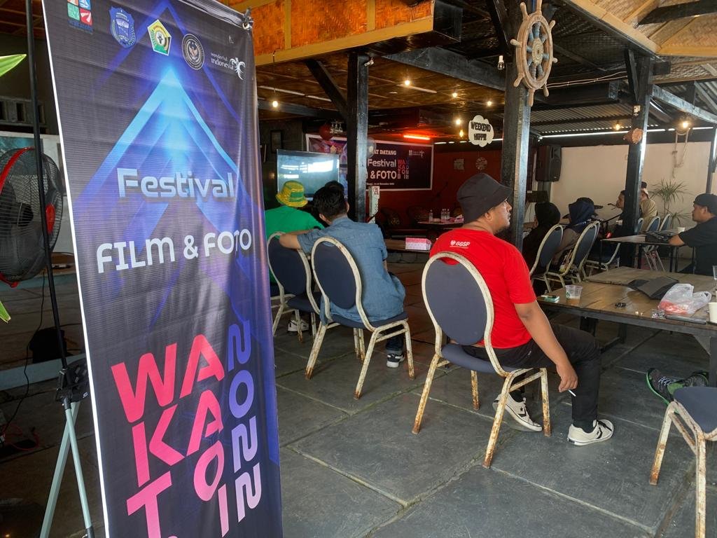 Pemutaran film pendek pada Festival Film dan Foto Wakatobi 2022.