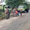 Babinsa Bersama Warga Binaan di Landono Lakukan Pembukaan Blokade Jalan Poros Kendari – Konsel