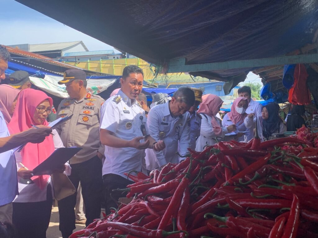 Pj. Wali Kota Kendari, Asmawa Tosepu saat melakukan sidak bahan pokok di Pasar Mandonga Kendari
