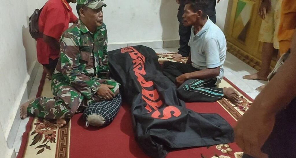 Jenazah korban tenggelam saat dievakuasi di rumahnya.