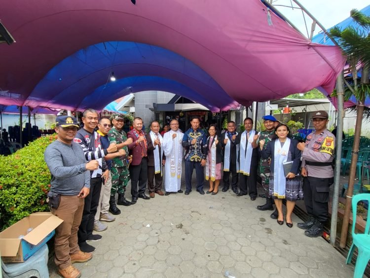 Pj. Wali Kota Pantau Pengamanan Natal di Sejumlah Gereja di Kendari Pj. Wali Kota Pantau Pengamanan Natal di Sejumlah Gereja di Kendari