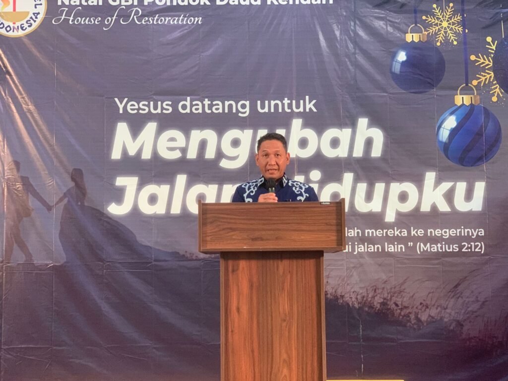 Asisten I Kota Kendari, Amir Hasan saat memberikan sambutan pada acara Christmas Celebration GBI Pondok Daud Kendari.