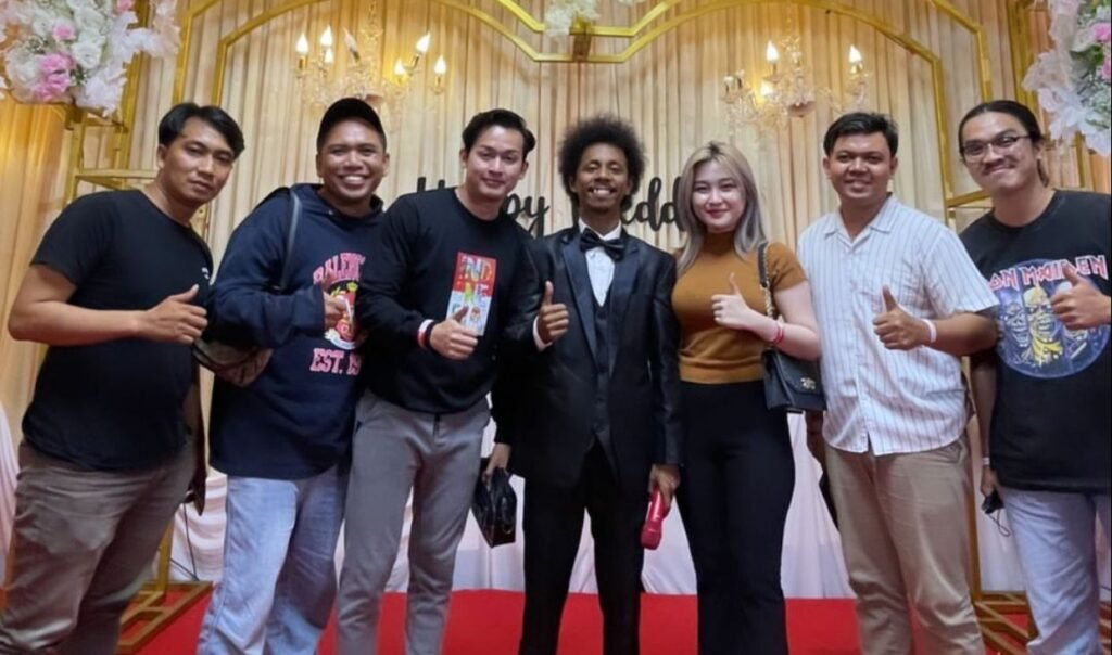 Raim Laode (tengah/pakai jas) bersama Steven Stenly, Rosalia Akmareta, Rully Ariat Jaya, dan Idul Fatra pada acara “Raim Laode Happy Wedding”.