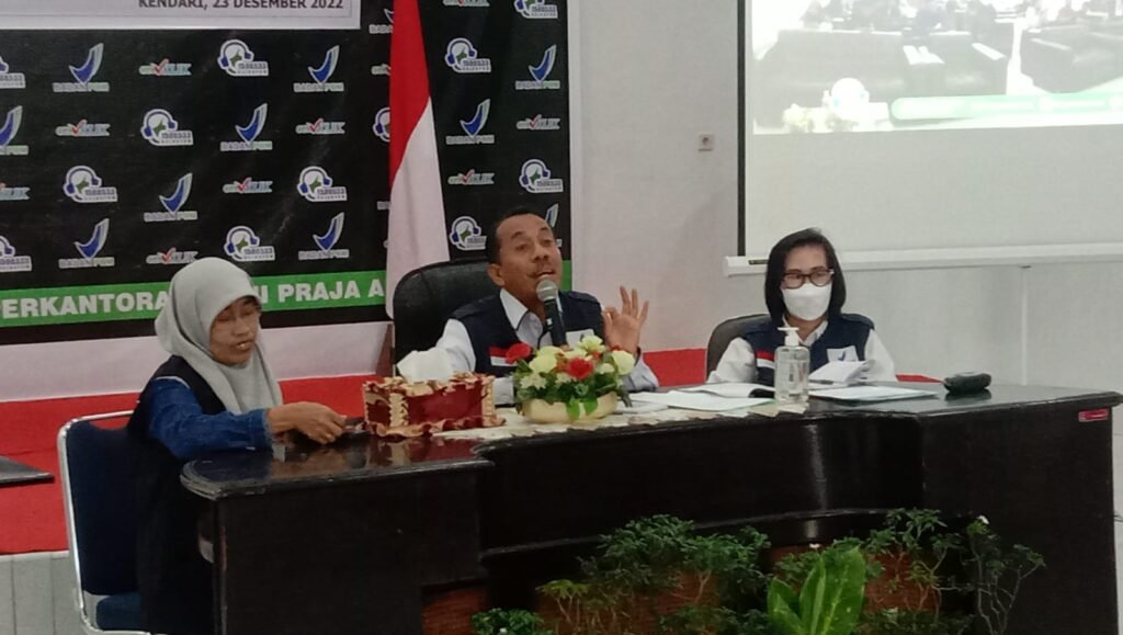 Kepala BPOM Kendari, Yoseph Nahak Klau saat menyampaikan hasil intensifikasi pengawasan produk olahan pangan jelang Nataru 2023.