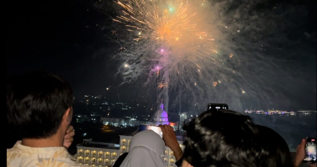 Suasana kembang api dari Lantai 15 Sky Lounge Claro Hotel Kendari.