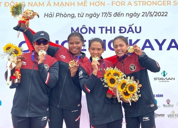 Dayumin (ujung kiri) bersama Tim Indonesia yang saat itu berhasil meraih medali emas pada cabang olahraga dayung di SEA Games Vietnam 2021.