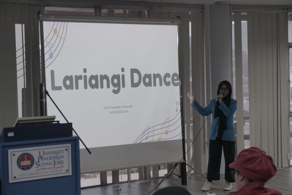 Salah satu peserta program ini yaitu Indri Ananda Hasana saat mempresentasikan esainya. Foto: Istimewa.