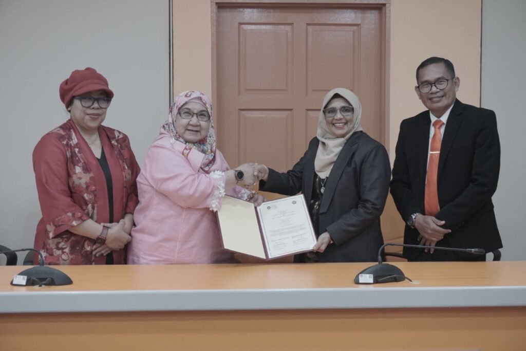 Rektor IAIN Kendari, Prof. Dr. Faizah Binti Awad saat menjalin kerja sama dengan Universiti Pendidikan Sultan Idris Malaysia.