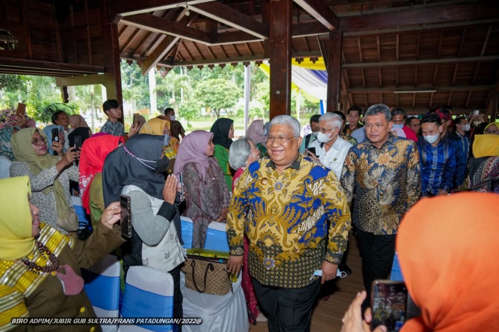 Gubernur Sultra, Ali Mazi saat meresmikan peluncuran Anjungan Sultra di TMII Jakarta usai revitalisasi. 