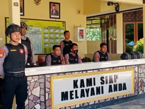 Sejumlah personel di Polres Konsel yang bersiaga di depan pintu masuk.