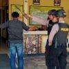 Antisipasi Teror Bom, Polisi Berseragam Rompi Anti Peluru Geledah Pengunjung di Polres Konsel
