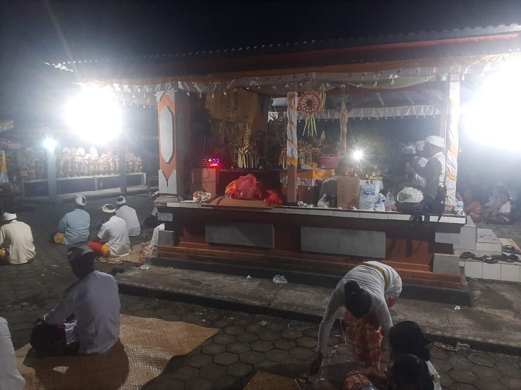 Tokoh adat dan masyarakat Subak Bali Sari Karingkaring tengah memanjatkan doa dan sembahyang bersama dalam tradisi Ngusaba atau Ngusabe.