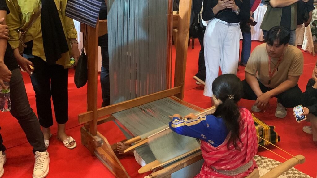 Atraksi pembuatan tenun khas Sultra menjadi salah satu pusat perhatian pengunjung ICCF di Kendari Warer Sport.