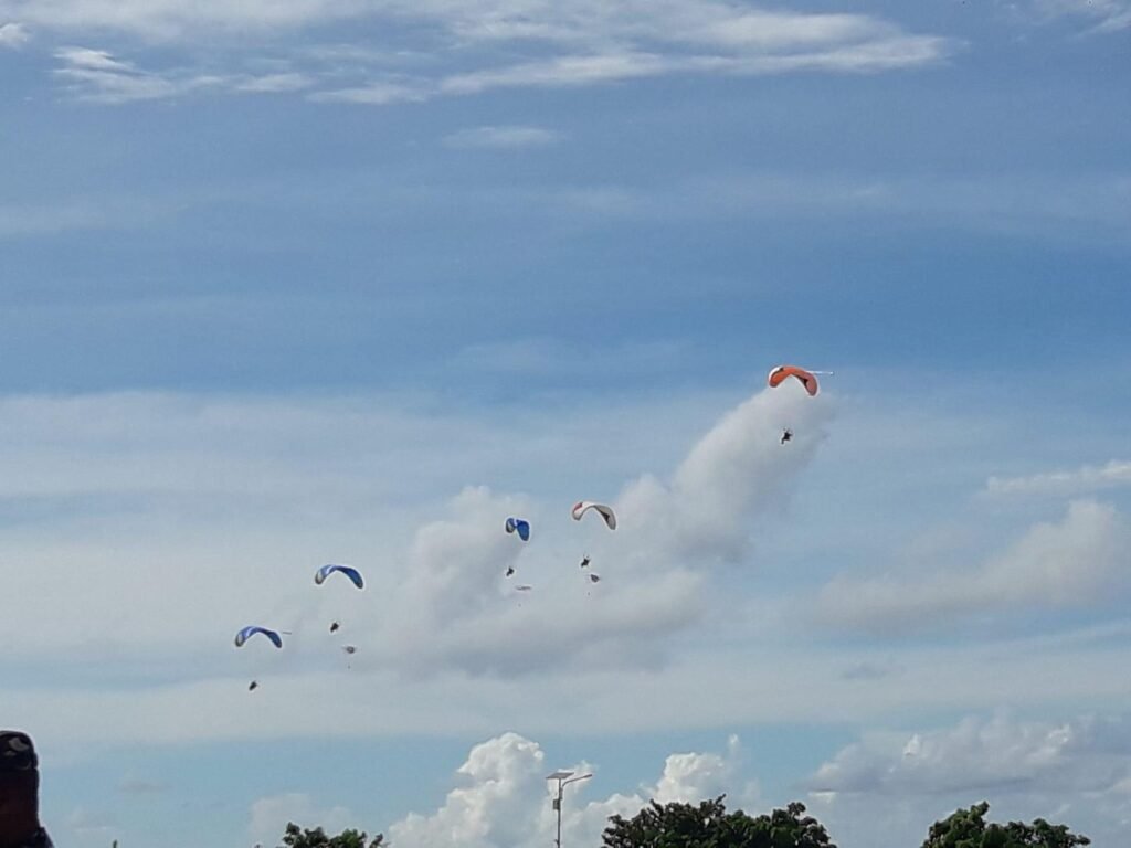 Aksi penerjun payung dari TNI AU dengan membawa bendera dan banner untuk memeriahkan Hari Nusantara ke-21.