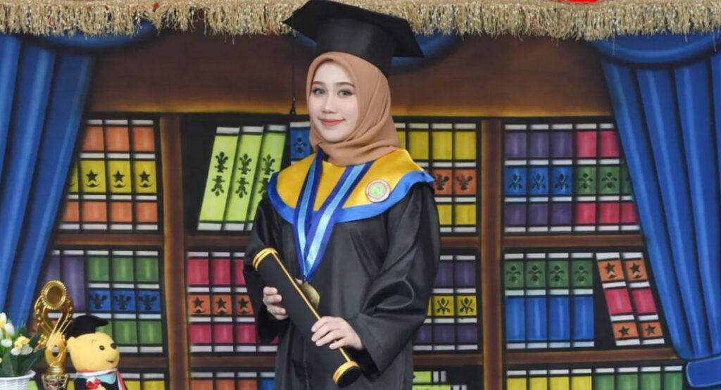 Foto Tarada Pannak seusai mengikuti prosesi Wisuda XXIV UM Kendari.