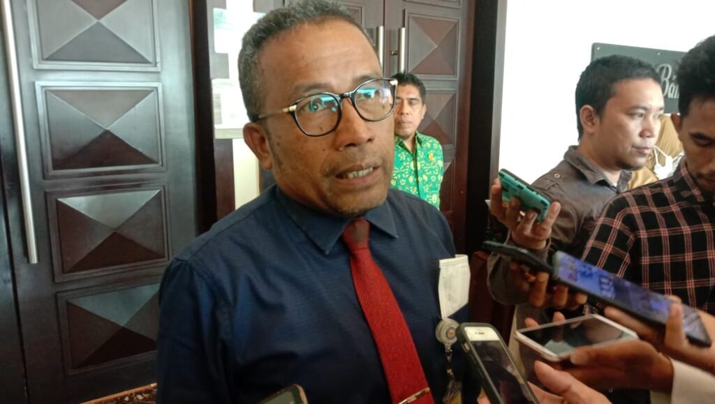 Rektor UHO, Muhammad Zamrun Firihu saat diwawancarai awak media. 