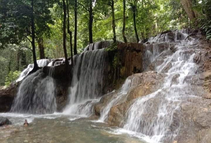 Wisatawan lokal tengah menikmati keindahan Air Terjun Iwoi Pesua yang terletak di Desa Lalonggopi, Kecamatan Wolo, Kolaka.