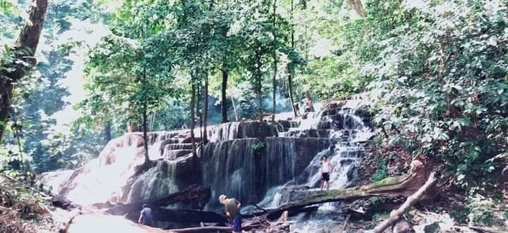 Wisatawan lokal tengah menikmati keindahan Air Terjun Iwoi Pesua yang terletak di Desa Lalonggopi, Kecamatan Wolo, Kolaka.