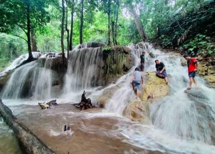 Wisatawan lokal tengah menikmati keindahan Air Terjun Iwoi Pesua yang terletak di Desa Lalonggopi, Kecamatan Wolo, Kolaka.