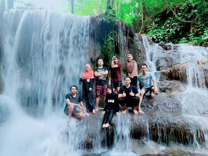 Wisatawan lokal tengah menikmati keindahan Air Terjun Iwoi Pesua yang terletak di Desa Lalonggopi, Kecamatan Wolo, Kolaka.