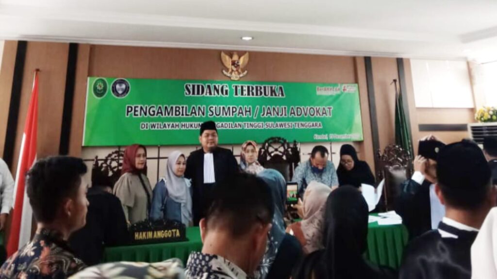 Foto para advokat bersama keluarga masing-masing.