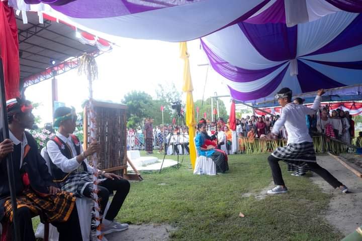 Para pemuda Kahedupa yang terpilih melaksanakan pesta budaya tengah bersiap menjalankan tradisi Hepontuda'a.