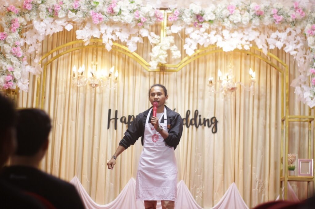 La Ode MasterChef Indonesia saat menjadi penampil pembuka (opener) dalam stand up comedy special bertajuk "Raim Laode Happy Wedding".