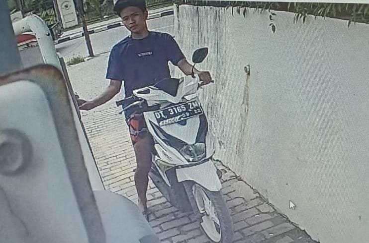 Pelaku pencurian helm dan motor yang digunakan saat membuntuti korban di RS Hermina Kendari.